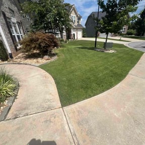 residential landscaping by Los Hombre Landscaping reviewed on December 2, 2025