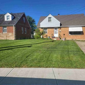 lawn maintenance by Ricardo Garcia reviewed on September 13, 2023