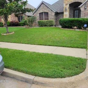 residential landscaping by Pulgarcitos Lawns R&amp;R reviewed on November 22, 2025