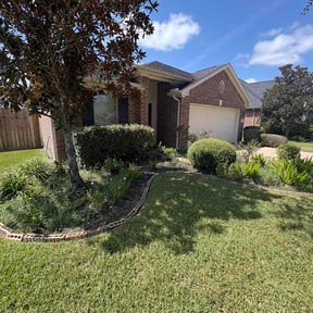 Flower Bed Weeding by Green Guardian Lawn Care reviewed on September 1, 2026