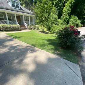 lawn maintenance by Kevin Rodgers reviewed on May 7, 2024