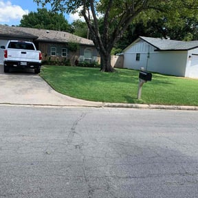 yard maintenance by Davis Lawn Care Services LLC reviewed on August 20, 2025