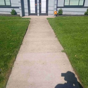 grass maintenance by Green Guy Landscaping LLC reviewed on August 3, 2023