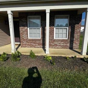 Flower Bed Weeding by Glendale Flowers Lawn Care reviewed on August 27, 2026