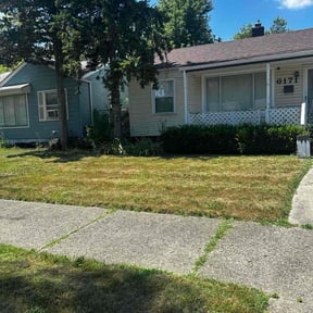 Flower Bed Weeding by Aparicio Lawn Care reviewed on August 16, 2025