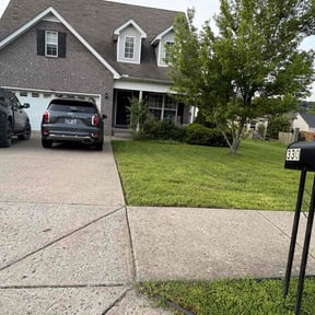 yard service by Paris lawn care reviewed on August 15, 2025