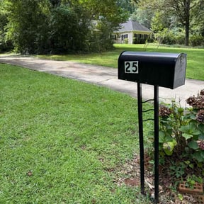 Bush Trimming by Thatsmydadlawncarellc reviewed on November 9, 2023