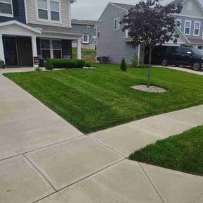 lawn maintenance by John's Lawn Maintenance reviewed on August 21, 2025