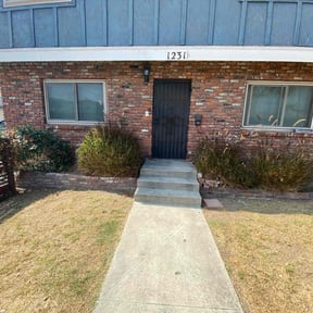 Bush Trimming by Affluere Lawncare reviewed on May 2, 2024