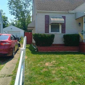 Bush Trimming by All the right cuts reviewed on October 21, 2025