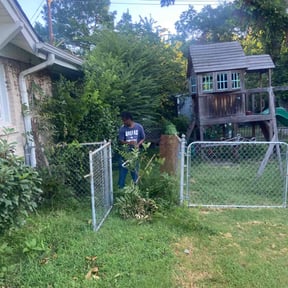 Bush Trimming by Leon's Gardening reviewed on August 18, 2025