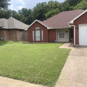 yard maintenance by Loza Green &amp; Handy reviewed on December 16, 2025