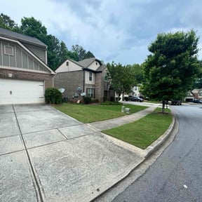 lawn care services by Delgado Landscaping and Garden reviewed on August 19, 2025