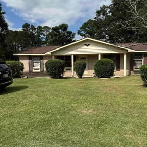 Bush Trimming by Grasman LLC reviewed on October 21, 2025