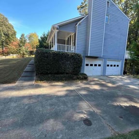 Bush Trimming by Hernández landscape reviewed on October 23, 2025