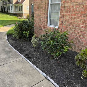 Flower Bed Weeding by Los Sebas landscape reviewed on August 27, 2026