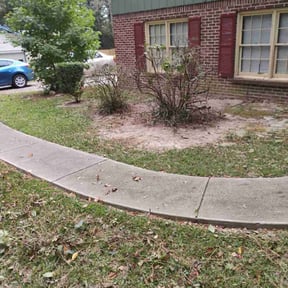 Bush Trimming by Extreme image lawn care reviewed on November 27, 2025