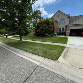 yard maintenance by Hugo Lopez Landscaping reviewed on October 28, 2023