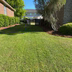 yard service by Familia landscaping reviewed on November 23, 2025