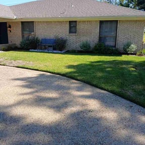 lawn care services by Medellin Landscaping reviewed on August 30, 2024