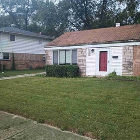 Bush Trimming by Yard Service reviewed on August 18, 2025