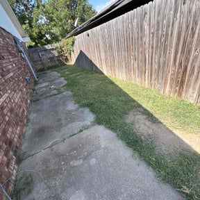 Flower Bed Weeding by St Charles Services reviewed on November 20, 2025