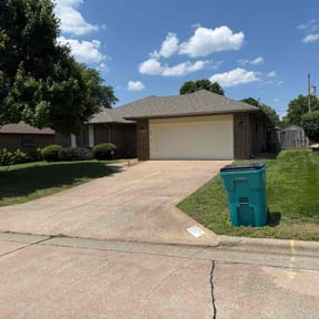 lawn maintenance by Dallas Enterprise LLC Lawn Care Services reviewed on August 21, 2025