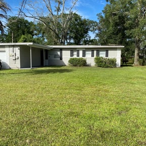 Bush Trimming by Marisol lawn care reviewed on August 17, 2025