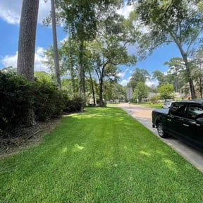 landscape maintenance by Elite-Edge Landscaping reviewed on December 2, 2025