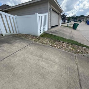 Flower Bed Weeding by NEW CREATION LAWN PROFESSIONALS reviewed on August 18, 2025