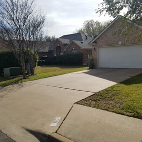 Leaf Removal by Jennifers Clean Outdoors reviewed on August 20, 2025