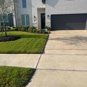 yard maintenance by Low grass landscaping reviewed on August 18, 2025