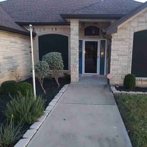 Bush Trimming by Verde Garden LLC. reviewed on December 4, 2025