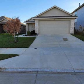 lawn care by Ford year-round Lawn Service reviewed on March 31, 2024