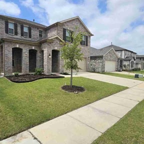 yard maintenance by amazing r&r landscaping reviewed on August 19, 2025