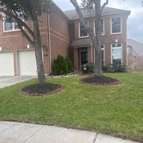 lawn care services by El Amigo Landscaping reviewed on June 8, 2025