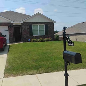 lawn maintenance by Holloway Property Management Edmond reviewed on August 17, 2025