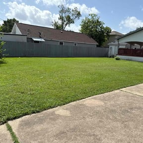 lawn maintenance by Flores Garden Landscapes reviewed on August 17, 2025