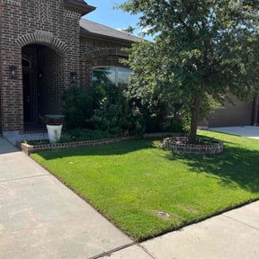 gardening service by Manuel's Landscaping reviewed on August 17, 2025