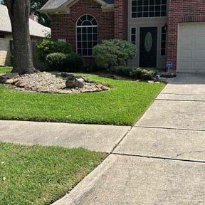 landscape maintenance by Gredig Lawn Care reviewed on October 23, 2025