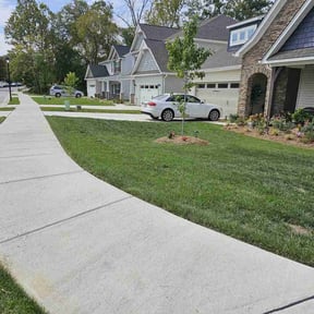 landscape maintenance by Zay's Lawn Service reviewed on August 15, 2025