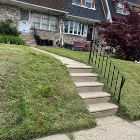 grass maintenance by Tropilawn Landscaping reviewed on May 17, 2024