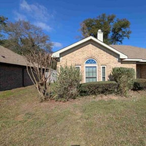 Bush Trimming by Leneirs Landscaping reviewed on December 1, 2025