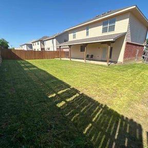 lawn care services by Holloway Property Management Edmond reviewed on August 21, 2025