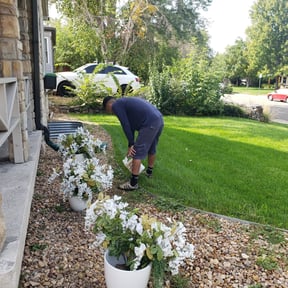 Flower Bed Weeding by El Jardin De Pedro reviewed on August 13, 2025