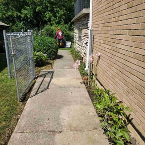 Flower Bed Weeding by Sunnyslope landscaping reviewed on August 16, 2026