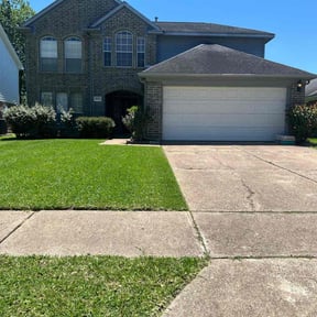 lawn maintenance by Dinardo's lawn care reviewed on August 15, 2025