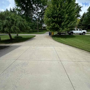 lawn service by United Hands Royalty Lawn Care reviewed on May 9, 2025