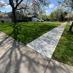 yard maintenance by Nature's Canvas reviewed on August 17, 2025