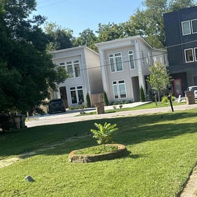 lawn service by MONROEVIA SMALL ENGINEERING & Landscapes reviewed on May 1, 2024